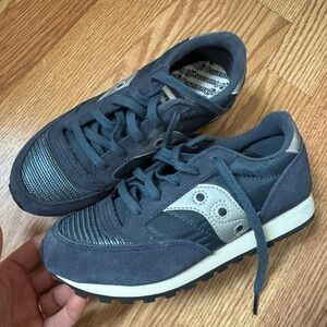 NWOT Kid’s SAUCONY Jazz Original Vintage Navy and Silver Sneakers. Size 2